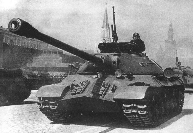 Xe tăng hạng nặng IS-3 là một trong những thiết kế đáng nhớ nhất trong dòng tăng IS, tổng cộng 2.311 chiếc được sản xuất từ 1945-1947. IS-3 nặng 46,5 tấn, trang bị pháo chính D-25T 122mm với 28 viên đạn đủ sức xuyên thủng mọi tăng Đức. Đáng tiệc, nó được sản xuất khi mà mọi thứ đã ngã ngũ nên không có cơ hội thể hiện sức mạnh. IS-3 xuất hiện công khai lần đầu trong cuộc duyệt binh chiến thắng của quân đồng minh ở Berlin tháng 9/1945.