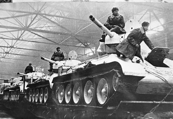 Xe tăng hạng trung T-34 là một trong những thiết kế tốt nhất trong lịch sử phát triển tăng Liên Xô, và cũng được xem là thiết kế phối hợp tốt nhất giữa tính năng bảo vệ, cơ động, hỏa lực, độ tin cậy và khả năng bảo trì xe. Được sản xuất từ 1940-1958, khoảng 84.000 chiếc T-34 gồm nhiều biến thể đã được sản xuất.