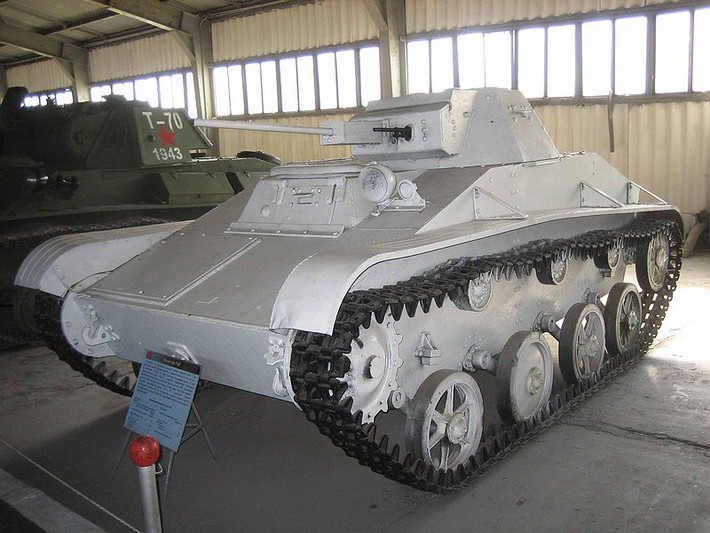 Xe tăng trinh sát T-60 được sản xuất trong giai đoạn 1941-1942 với tổng cộng 6.292 chiếc. T-60 nặng 5,8 tấn, bọc giáp 17-26mm, trang bị pháo 20mm và đại liên 7,62mm. Mẫu tăng này tham gia hầu hết các trận đánh trong Chiến tranh Thế giới thứ 2.