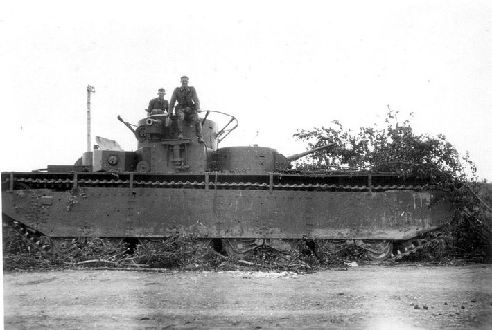 Xe tăng đa tháp pháo hạng nặng T-35 được sản xuất từ 1933-1938 với tổng cộng 61 chiếc. Mẫu tăng có trọng lượng 45 tấn, bọc giáp dày 20-40mm, hỏa lực có một pháo 76,2mm, 2 pháo 45mm 20K và 5 súng máy 7,62mm. Từng được xem là biểu tượng sức mạnh của Hồng quân Liên Xô, nhưng tính cơ động không cao, cơ cấu máy không đáng tin cậy đã khiến cho gần như toàn bộ T-35 bị mất vào tháng 6/1941.