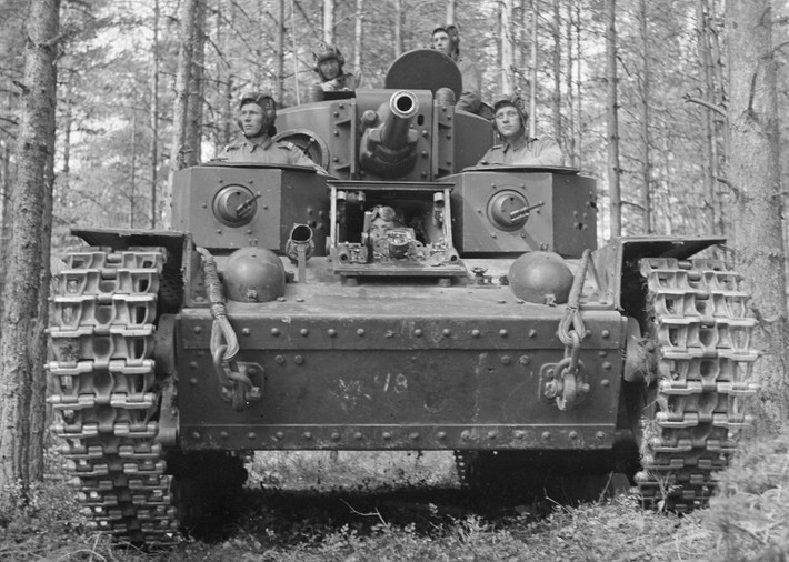 Xe tăng hạng trung T-28 do Liên Xô sản xuất từ năm 1932-1941 với tổng cộng 503 chiếc. Đây được xem là một trong những mẫu tăng hạng trung đầu tiên trên thế giới, và cũng là một trong những mẫu tăng đa tháp pháo số ít trên thế giới. T-28 có trọng lượng 28 tấn, bọc giáp dày 18-25mm, được trang bị 3 tháp pháo gồm: tháp pháo lớn gắn pháo 76,2mm và 2 tháp pháo nhỏ gắn súng 7,62mm. Khoảng 411 chiếc T-28 tham chiến chống lại quân phát xít Đức xâm lược Liên Xô vào tháng 6/1941, nhưng đa số chúng bị bắn hỏng hoặc hư hỏng. Cuối năm 1941, chỉ còn lại một số rất ít T-28 còn dùng trong Hồng quân.