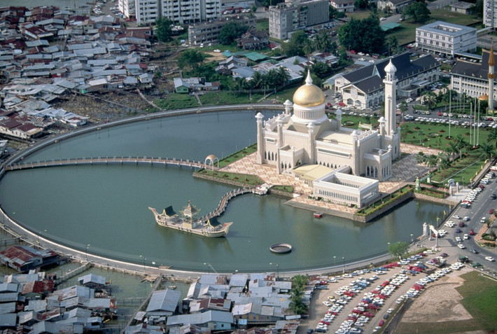 Brunei là quốc gia có diện tích rất nhỏ, khoảng 5.765 km2, dân số hơn 400.000 người. Theo Quỹ tiền tệ quốc tế (IMF), quốc gia này có mức thu nhập bình quân đầu người cao thứ tư thế giới, thu nhập bình quân đầu người của Brunei năm 2020 là 94.374 USD/ngườii/năm. Ảnh: Daily Mail.
