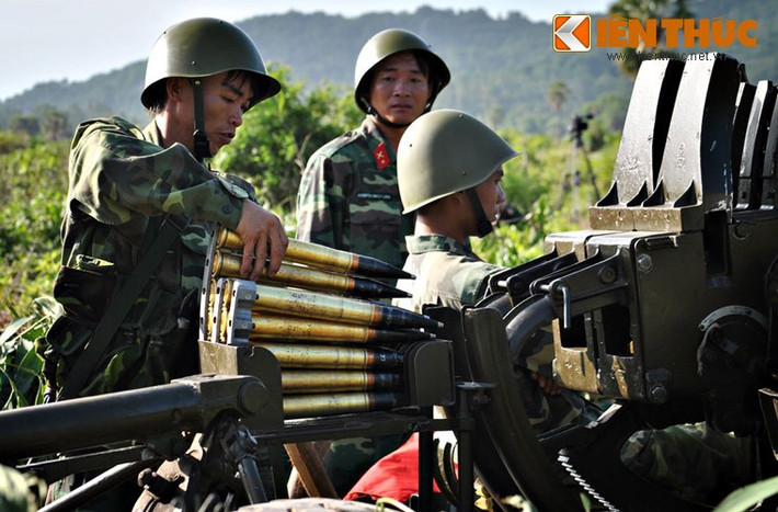 Pháo phòng không 37mm loại một nòng (kiểu 61-K) và loại hai nòng (kiểu K65) được trang bị cho bộ đội Việt Nam có thể hạ được xe tăng bằng hai kiểu đạn: đạn xuyên giáp có vạch đường BR-167 xuyên 47mm ở cách 500m hoặc 37mm cách 1.000m; đạn xuyên thép siêu tốc BR-167P xuyên thủng 57mm cách 1.000m.