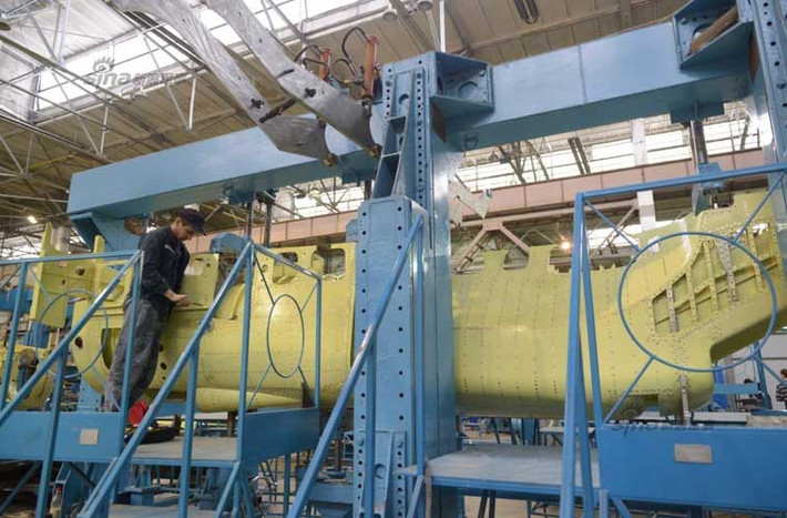 Thợ kĩ thuật này đang làm việc với cửa hút không khí động cơ AL-35F.