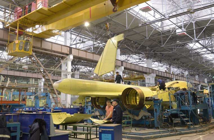 Nhìn từ các bức ảnh này mới thấy rõ thân hình máy bay cường kích Su-34 to lớn tới cỡ nào.