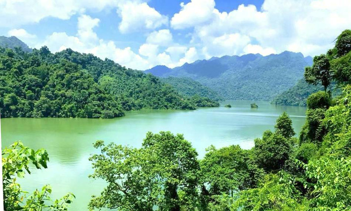 Theo truyền thuyết, xưa ở vùng này, dân làng tổ chức lễ cúng Phật lớn. Một hôm có bà lão bệnh cùi đến xin ăn. Ai cũng xua đuổi, chỉ có hai mẹ con góa phụ cho bà ăn uống, ngủ nghỉ. Nửa đêm, hai mẹ con thức giấc thấy con giao long lớn.