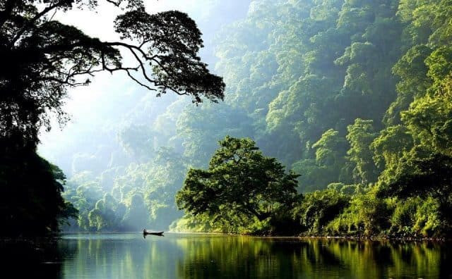 Hồ Ba Bể theo tiếng địa phương là "Slam Pé" (ba hồ). Ba nhánh của hồ thông nhau được gọi tên là Pé Lầm, Pé Lù và Pé Lèng.