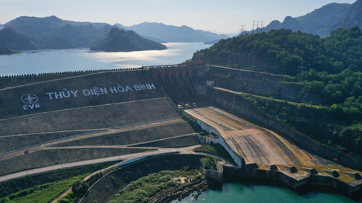 Công trình thủy điện Hòa Bình có công suất 1.920 MW, lượng điện bình quân 9, 5 tỷ/KWh, lớn bậc nhất Đông Nam Á, là nguồn cấp điện chủ lực, đóng vai trò điều tiết công suất, điện áp và tần số hiệu quả nhất của hệ thống điện Việt Nam thời đó.