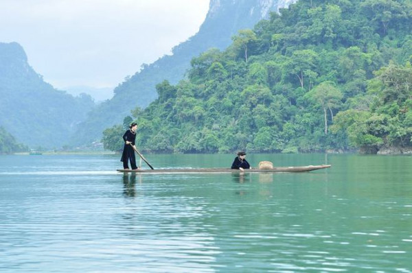 Thuyền độc mộc là “đặc sản” của hồ Ba Bể. Gọi là độc mộc vì cả chiếc thuyền chỉ làm duy nhất bằng một khúc gỗ. Cây to được thuyền to. Thuyền rất dài, nhưng chiều ngang hẹp nên chỉ chở được hai người.