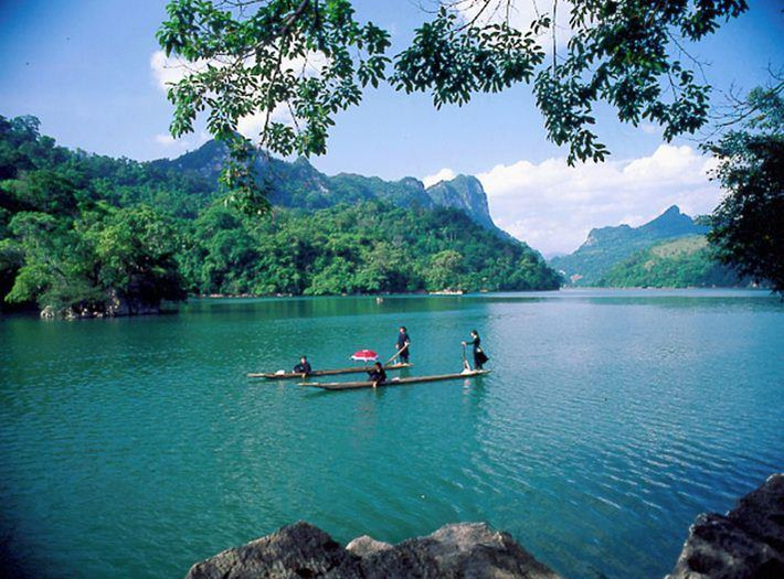 Sáng ra, bà lão cho biết sẽ có một trận đại hồng thủy và cho hai mẹ con hai vỏ trấu. Trận lụt lớn xuất hiện sau đó. Khắp nơi bị ngập, nhưng nhà mẹ con góa phụ luôn dâng cao khỏi nước. Họ thả hai mảnh vỏ trấu xuống nước lập tức biến thành hai chiếc thuyền cứu người.