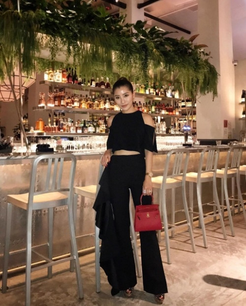 Tại Malaysia, Chryseis Tan được tôn vinh giống như một biểu tượng về nhan sắc và phong cách.
