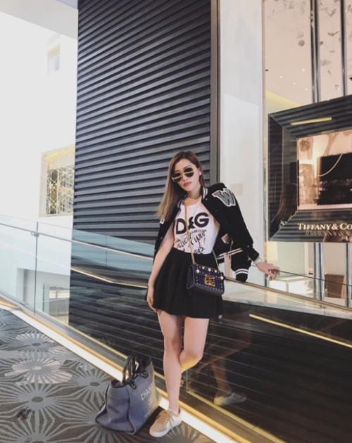 Chryseis Tan có lẽ là một trong những người phụ nữ đáng ghen tị nhất trên thế giới này, bởi cô không chỉ là một người thừa kế không bao giờ phải lo lắng về tiền bạc, mà chính bản thân cô còn là người sở hữu nhan sắc xinh đẹp cùng gu thời trang đẳng cấp, không thua kém bất cứ fashionista nào.