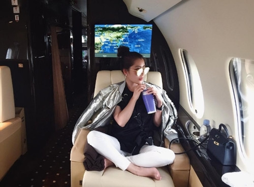 Nhưng chỉ khác người thường ở chỗ, câu nói ấy không chỉ dừng lại ở việc mơ ước. Chryseis đã ngay lập tức hiện thực hóa nó bởi đơn giản, cô là con gái của nhà tài phiệt người Malay Vincent Tan với tài sản ước tính lên tới 2,1 tỷ USD.
