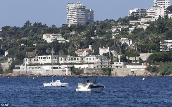 Năm 2015, khi quốc vương và đoàn tuỳ tùng 1.000 người của ông tới Pháp, bãi biển Riviera đã phải đóng cửa và ngừng đón khách trong ba ngày. Chuyến đi khiến người dân Pháp phẫn nộ khi nhà vua bị cáo buộc đổ bê tông lên bãi biển để lắp thang máy riêng. Cùng năm đó, khi ghé thăm Washington, Mỹ, vua Salman đã bao trọn gói khách sạn 5 sao Four Seasons trong suốt thời gian nghỉ dưỡng.