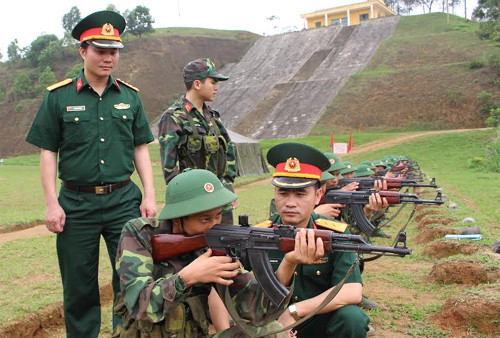 Chỉ huy đơn vị kiểm tra, trao đổi rút kinh nghiệm ngay trên bãi tập.