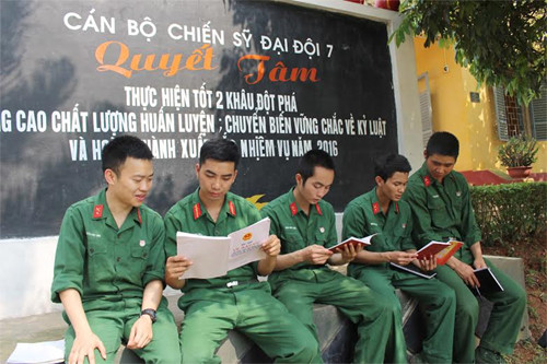 Ngoài nội dung cấp trên tuyên truyền, hướng dẫn, các chiến sĩ trẻ nghiên cứu thêm văn bản luật để lần đầu tiên trong đời thực hiện quyền và nghĩa vụ công dân, tham gia bầu cử.