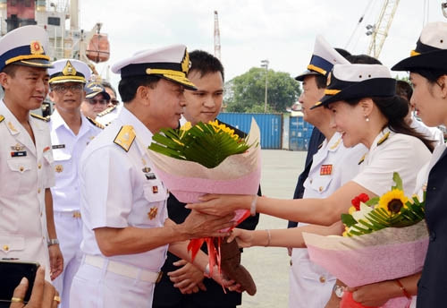 Đón tàu và thủy thủ đoàn tại cầu cảng có đại diện Bộ tư lệnh Hải quân Việt Nam, Bộ tư lệnh Vùng 2 Hải quân, Cục Đối ngoại - Bộ Quốc phòng, Bộ tư lệnh Quân khu 7, Bộ tư lệnh TP HCM, Bộ chỉ huy Bộ đội biên phòng TP HCM, Sở Ngoại vụ, Đại sứ và Tổng lãnh sự Thái Lan tại TP HCM.Ảnh: QĐND