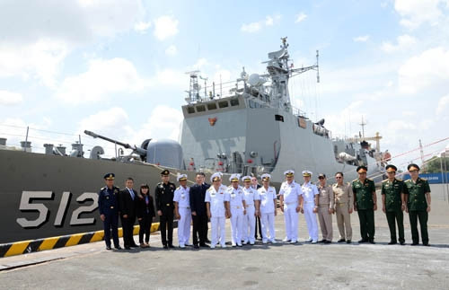 Trong thời gian ở thăm TP HCM, sĩ quan và thủy thủ tàu HTMS Narathiwat sẽ đến chào xã giao thủ trưởng Bộ tư lệnh Quân khu 7, lãnh đạo UBND TP Hồ Chí Minh, thủ trưởng Bộ tư lệnh Vùng 2 Hải quân và tham quan một số địa danh, thắng cảnh của thành phố. Trong khuôn khổ chuyến thăm, các thành viên của tàu sẽ có một số hoạt động giao lưu thể thao với Hải quân Việt Nam. Ngày 31/5, tàu sẽ rời cảng, kết thúc chuyến thăm TP HCM. Ảnh: QĐND