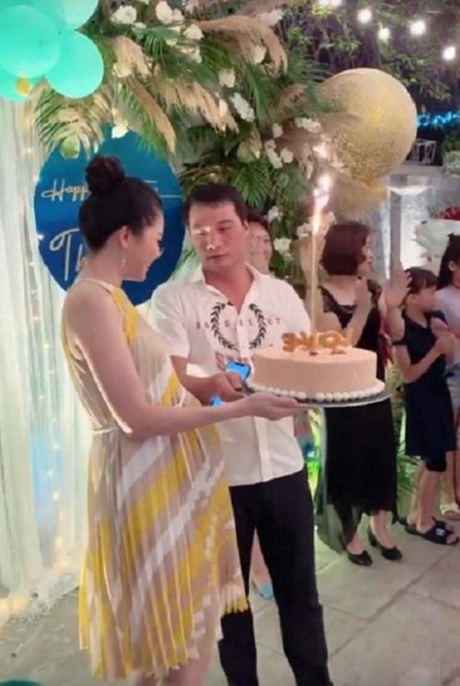 Trong tiệc sinh nhật vào giữa tháng 4 vừa qua, Thanh Tú để lộ rõ bụng bầu khi diện đầm cổ yếm dáng suông. Tuy nhiên, gương mặt cô không có nhiều thay đổi. Người đẹp 9X cười tươi rạng rỡ khi thổi nến sinh nhật bên ông xã doanh nhân Nguyễn Thành Phương. Lấy chồng hơn 16 tuổi song Thanh Tú cho biết khoảng cách tuổi tác không phải là vấn đề lớn.