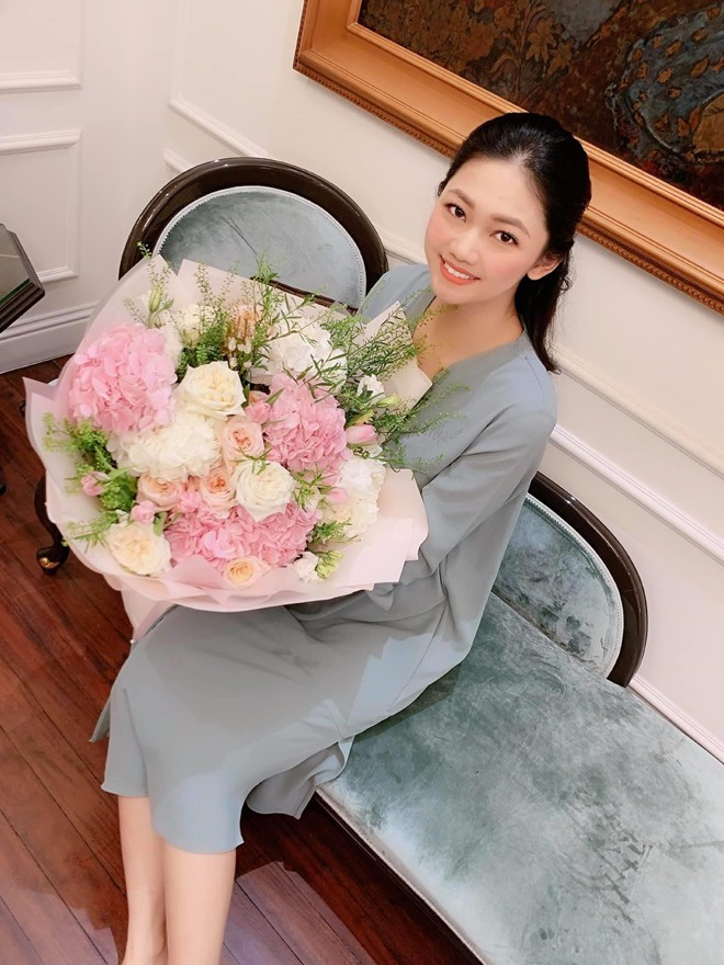 Người đẹp 9X diện đầm suông trong suốt quá trình mang thai. Vốn sở hữu chiều cao 180 cm nên suốt thời gian mang thai, cơ thể của Thanh Tú vẫn gọn gàng.