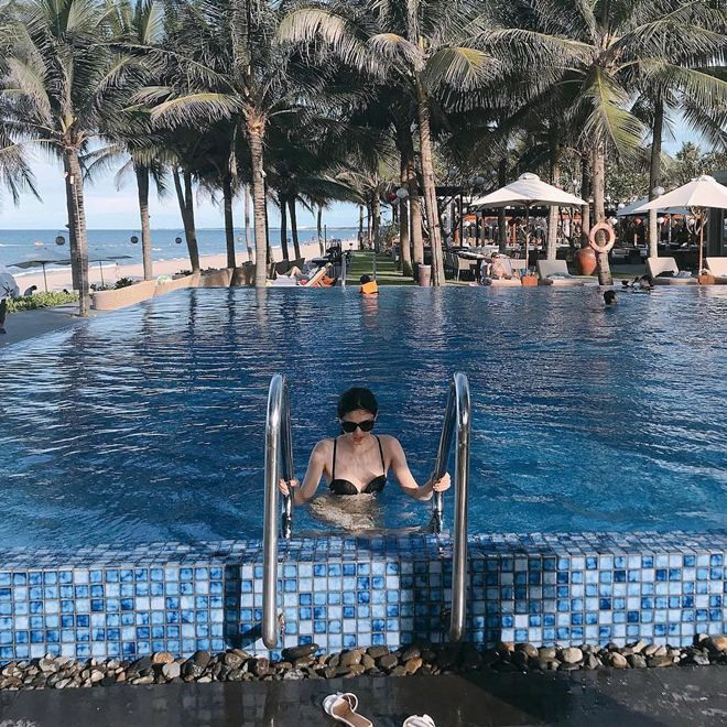 Khoảnh khắc diện bikini sexy duy nhất được Thanh Tú đăng tải trên trang cá nhân. Vốn là người theo đuổi phong cách dịu dàng, nữ tính, Á hậu 25 tuổi hiếm khi khoe ảnh mặc trang phục gợi cảm.