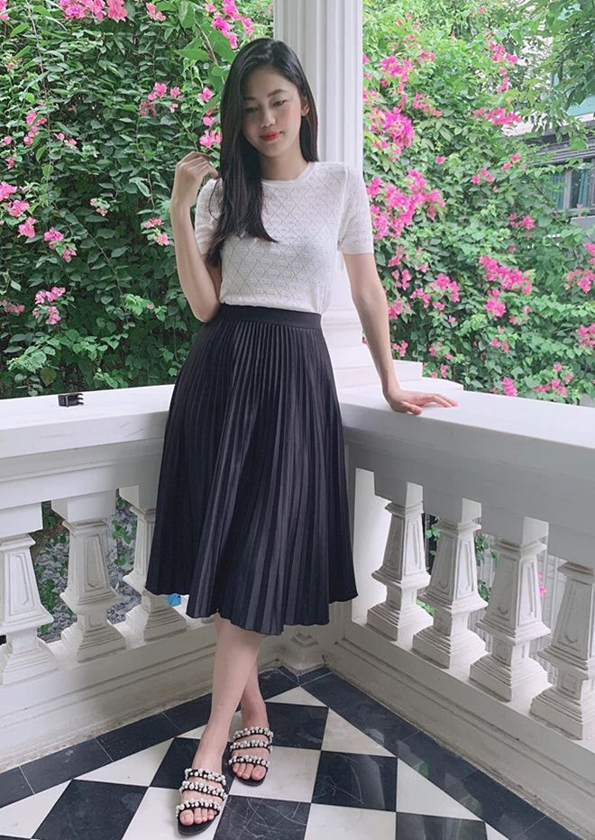 Sáng 23/6, Thanh Tú gây chú ý khi đăng tải bức ảnh chụp tại tư gia. Đây là lần xuất hiện đầu tiên của người đẹp sau khi sinh con trai đầu lòng cho chồng đại gia vào giữa tháng sáu vừa qua. Có thể thấy, vóc dáng của Á hậu Việt Nam 2016 rất thon gọn, như chưa có dấu hiệu sinh nở. Khi một số khán giả khác bày tỏ sự ngạc nhiên trước ngoại hình của Thanh Tú nên hỏi đùa rằng đây có phải là ảnh năm trước. Á hậu liền chụp màn hình điện thoại chứng minh hình ảnh vừa được cô chụp lại. Nhiều bạn bè, người hâm mộ hết lời khen ngợi vóc dáng của Thanh Tú.