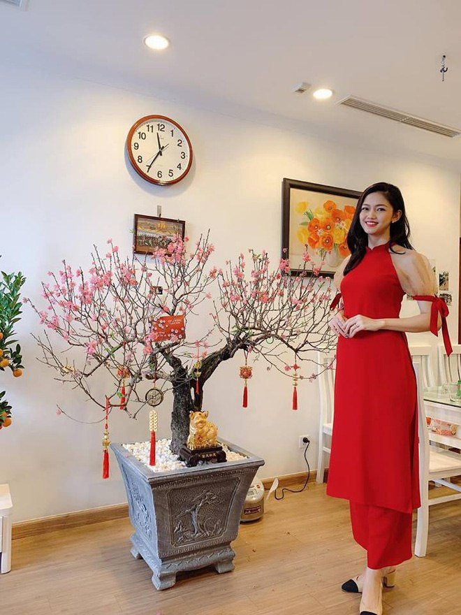 Không gian sang trọng bên trong ngôi nhà của cha mẹ Á hậu Thanh Tú. Thời điểm kết hôn, người đẹp sinh năm 1994 đã vướng nghi vấn mang bầu song cô không lên tiếng. Cách đây ít lâu, Thanh Tú được cho là đã sinh con trai đầu lòng cho chồng đại gia. Thông tin này được nguồn tin riêng xác nhận với nhiều tờ báo điện tử lớn. Bản thân Thanh Tú không công khai thông tin sắp làm mẹ. Cô sống khép kín, không chia sẻ bất cứ hình ảnh nào về chuyện bầu bí lên trang cá nhân.