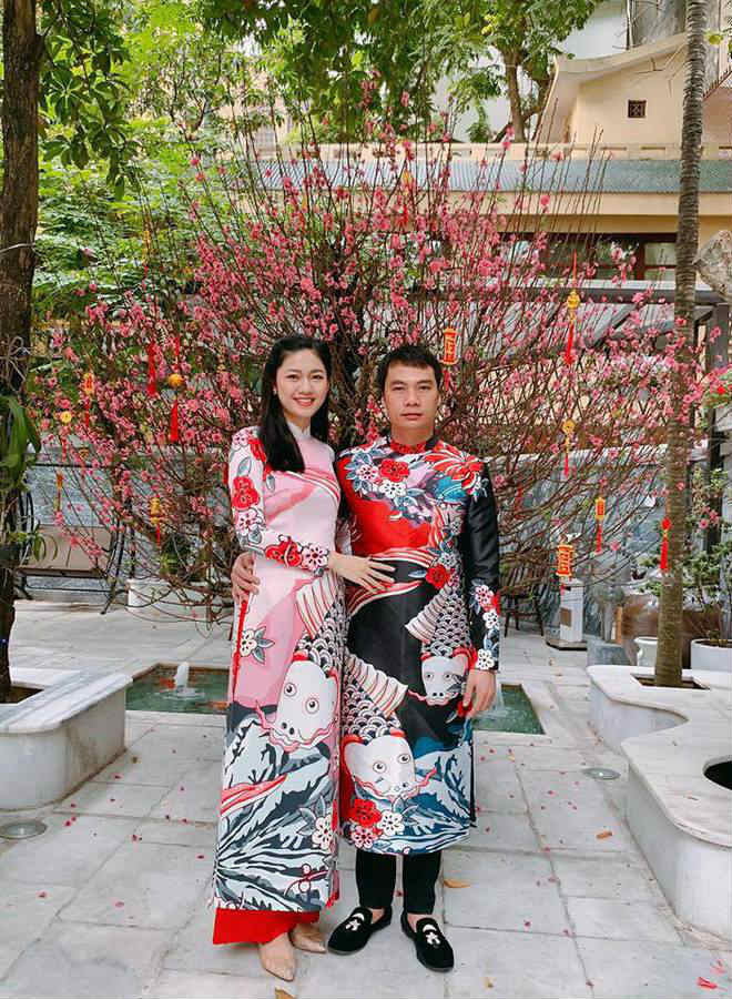 Đầu tháng 12/2019, Á hậu Ngô Thanh Thanh Tú kết hôn cùng vị đại gia hơn 16 tuổi - Nguyễn Thành Phương. Sau khi kết hôn, Thanh Tú hạn chế xuất hiện ở các sự kiện giải trí. Vốn là người kín tiếng, người đẹp 9X hiếm khi chia sẻ cuộc sống riêng tư, đặc biệt là những thông tin về chồng đại gia song khán giả dễ dàng nhận thấy cô có cuộc sống hạnh phúc, đủ đầy. Dịp Tết vừa qua, Thanh Tú thu hút sự chú ý khi chia sẻ bức ảnh mặc áo dài, khoác tay ông xã chụp ảnh kỉ niệm trong sân vườn nhà người đẹp.