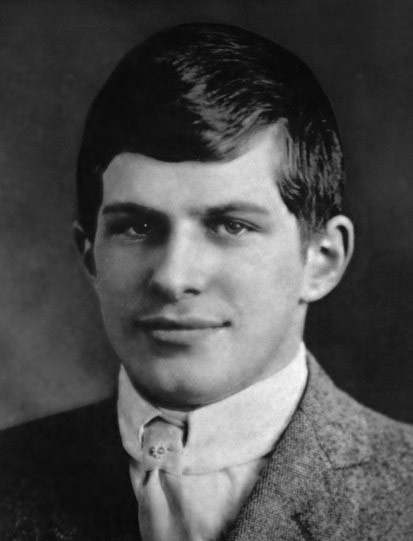 William Sidis (IQ: 200-300) Được mệnh danh là người có chỉ số IQ cao nhất trong lịch sử. William biết đọc khi 18 tháng tuổi, thành thạo 8 ngôn ngữ: Hy Lạp, Pháp, Nga, Đức, Do Thái, Thổ Nhĩ Kỳ, Armeni và Vendergood khi chưa tròn 8 tuổi. 11 tuổi trở thành 1 trong những sinh viên trẻ tuổi nhất Harvard.