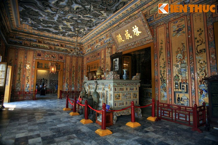 Phía trước cung Thiên Định là điện Khải Thành, nơi có án thờ và chân dung vua Khải Định.