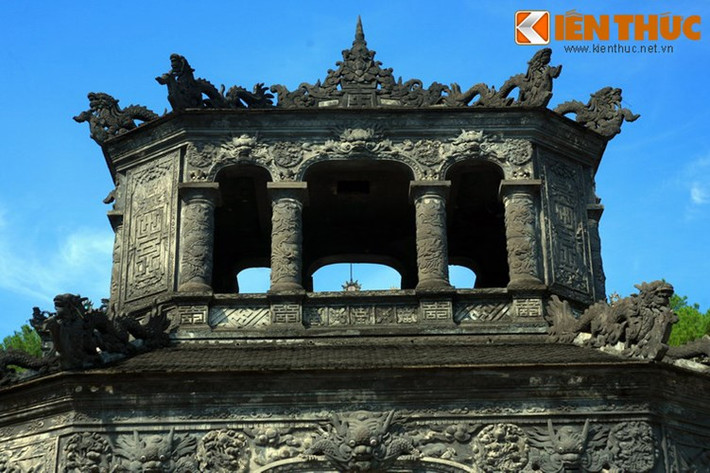 So với lăng của các vua tiền nhiệm, lăng Khải Định có diện tích khiêm tốn hơn nhiều, với kích thước 117 m × 48,5 m nhưng ngược lại cực kỳ công phu và tốn nhiều thời gian xây dựng.
