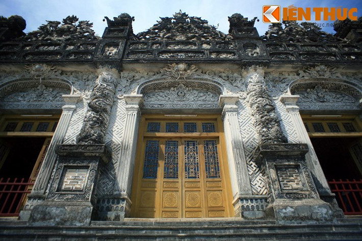 Công trình chịu ảnh hưởng của nhiều trường phái kiến trúc như Ấn Độ giáo, Phật giáo, Roman, Gothique... Điều này là kết quả của sự giao thoa văn hóa Đông - Tây trong buổi giao thời của lịch sử và cả cá tính của Khải Định.