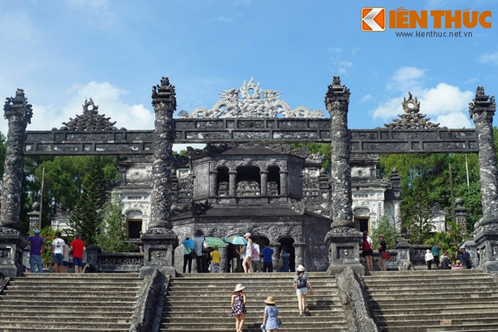 Lăng khởi công ngày 4/ 9/1920, do Tiền quân Đô thống phủ Lê Văn Bá là người chỉ huy và kéo dài suốt 11 năm mới hoàn tất. Tham gia xây dựng lăng có rất nhiều thợ nghề và nghệ nhân nổi tiếng khắp cả nước