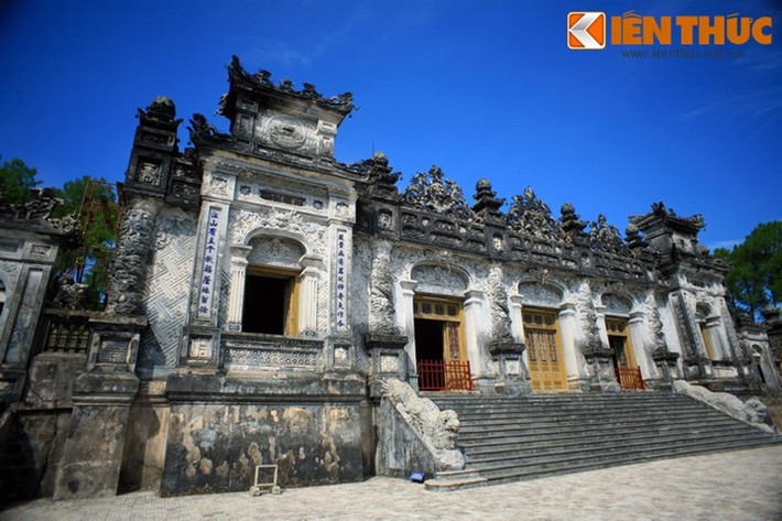 Về kiến trúc lăng Khải Định được người đời sau thường đặt ra ngoài dòng kiến trúc truyền thống thời Nguyễn bởi phong cách mới lạ, độc đáo, có phần ngông nghênh, lạc lõng... .