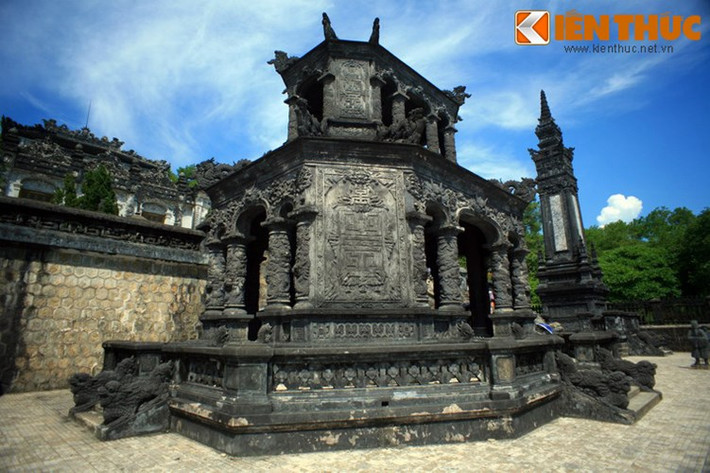 Để có kinh phí xây dựng lăng, vua Khải Định đã xin chính phủ bảo hộ cho phép ông tăng thuế điền 30% trên cả nước và lấy số tiền đó để làm lăng. Hành động này của Khải Định đã bị lịch sử lên án gay gắt.
