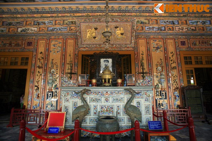 Để xây lăng, Khải Định cho người sang Pháp mua sắt, thép, xi măng, ngói Ardoise..., cho thuyền sang Trung Hoa, Nhật Bản mua đồ sứ, thủy tinh màu... để kiến thiết công trình trên ngọn đồi này.