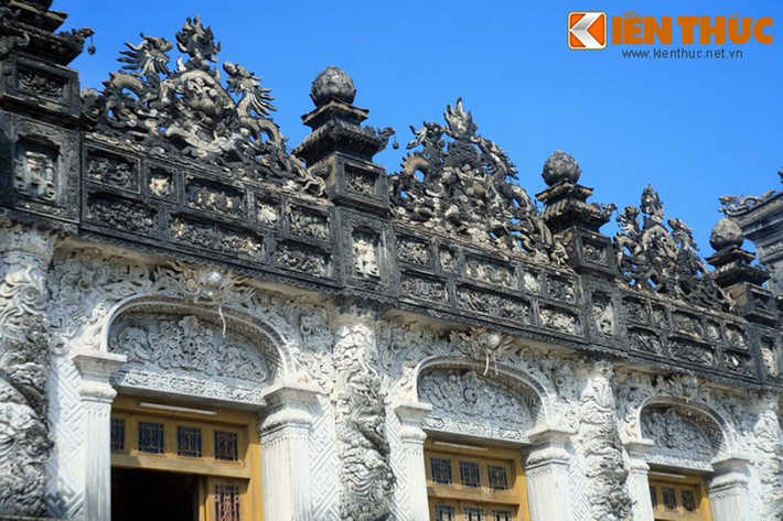 Cho đến nay kiến trúc lăng Khải Định vẫn còn gây ra nhiều tranh cãi trong giới nghiên cứu vì sự khác lạ của mình. Dù vậy, chính điều này lại làm nên vị thế đặc biệt của công trình trong hệ thống các lăng tẩm của nhà Nguyễn nói riêng và các triều đại phong kiến Việt Nam nói chung.