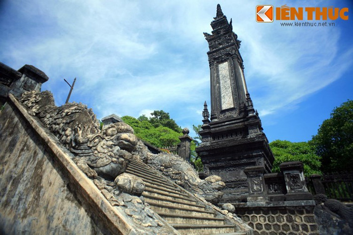 Hai bên bi đình là hai trụ biểu hình chóp ảnh hưởng từ kiến trúc phật giáo.