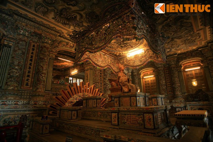 Theo các sử liệu, thi hài nhà vua đã được đưa vào dưới pho tượng bằng một toại đạo dài gần 30 m, bắt đầu từ phía sau bi đình. Phía sau ngôi mộ có hình vầng mặt trời đang lặn, tượng trưng cho sự băng hà của vua. Phía trong cùng căn phòng là khám thờ bài vị của vua.