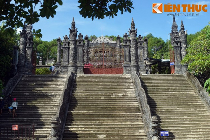 Về tổng thể, lăng là một khối hình chữ nhật vươn lên cao có 127 bậc cấp. Phía trước công trình là một cổng chào uy nghiêm với 37 bậc cấp thang được đắp tượng rồng rất lớn. Các trụ cổng được làm theo hình tháp ảnh hưởng từ Ấn Độ giáo.