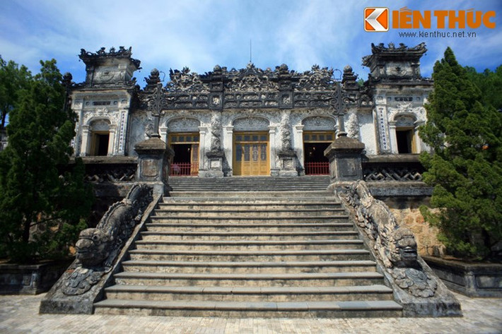 Từ sân chầu Bái Đình tiếp tục đi lên sẽ đến cung Thiên Định. Đây là công trình kiến trúc chính, nằm ở vị trí cao nhất của lăng Khải Định.
