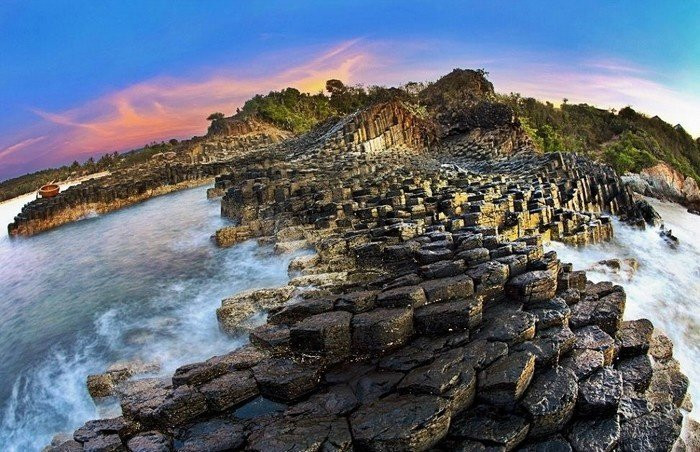 Theo dân gian, ghềnh Đá Đĩa với những khối đá lăng trụ khổng lồ do bàn tay của một vị thần khổng lồ nào đó khéo léo xếp chồng lên nhau. Một truyền thuyết khác lưu truyền rằng thắng cảnh này liên quan đến câu chuyện nhuốm màu thần thoại về kho báu biến thành đá.