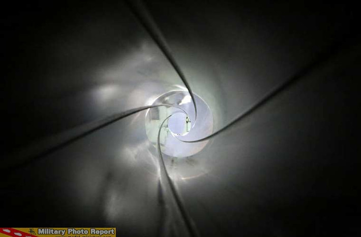 Bên trong ống phóng chứa đạn rocket 270mm.