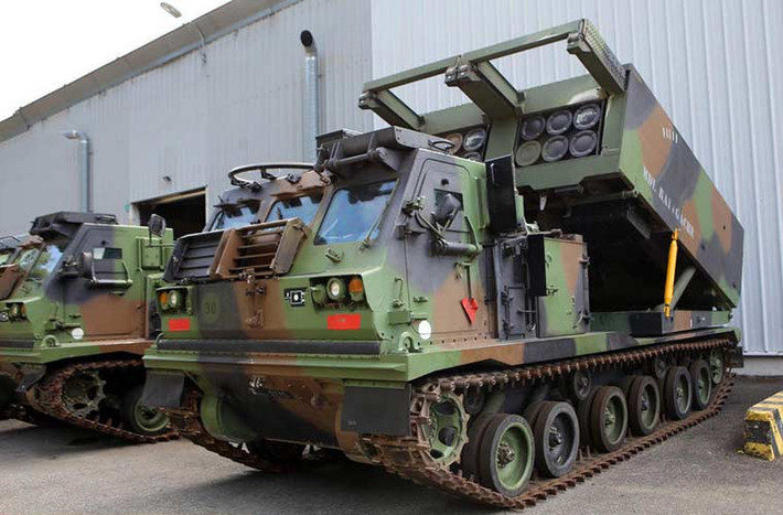 Hiện nay, trong biên chế pháo binh Quân đội Pháp duy trì 13 khẩu pháo phản lực M270 cực kỳ mạnh mẽ do Mỹ sản xuất. Mới đây, báo chí Pháp đã đăng tải một số hình ảnh bên trong nơi sửa chữa, bảo dưỡng các loại siêu pháo này của Pháp.