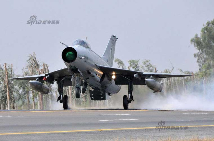 Tiêm kích F-7PG của Không quân Pakistan huấn luyện hạ cánh trên đường cao tốc.