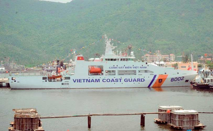Tàu tuần tra CSB 8002 có lượng giãn nước hơn 2.200 tấn, dài 90m, rộng 14m, tốc độ hành trình 21 hải lý/h, tầm hoạt động lên tới 5.000 hải lý. Con tàu có thể đáp ứng nhiều nhiệm vụ như tuần tra, tìm kiếm cứu nạn, hậu cần, chuyển quân...