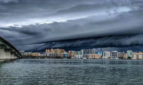 Thiên nhiên bắt đầu nổi giận, mây đen cuồn cuộn khi cơn bão sắp ập đến Sarasota, Florida (Mỹ) ngày 24/6/2018.