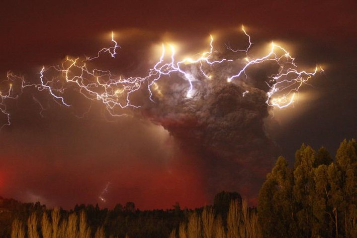 Những tia chớp chằng chịt lóe sáng trên bầu trời phía trên núi lửa Puyehue-Cordon Caulle gần Entrelagos (Chile) ngày 5/6/2011.