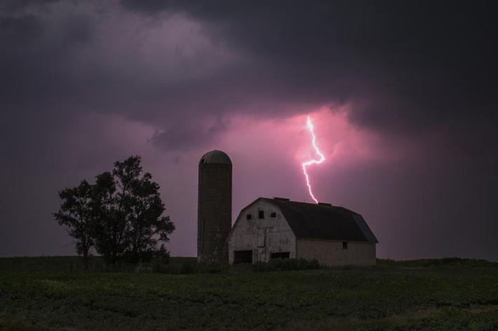 Tia chớp đỏ "giận dữ" xé toạc bầu trời trên cánh đồng ở Donnellson, Iowa (Mỹ) ngày 13/7/2012.