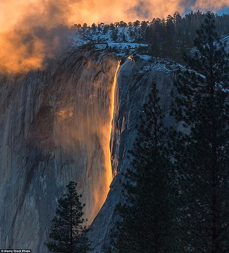 Khoảnh khắc dòng thác Horsetail ở Vườn quốc gia Yosemite, Mỹ, dội dòng nước đỏ như nham thạch xuống chân thác. Hiện tượng này xuất hiện khi mặt trời lặn ở một góc chính xác với thác nước, ánh nắng chiều chiếu vào dòng nước khiến nó có màu đỏ rực hoặc màu cam.